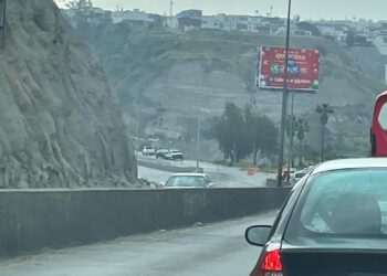 Camión de CESPT derrama aguas negras y cierra acceso a Playas de Tijuana