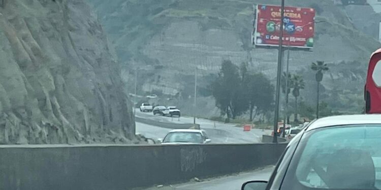 Camión de CESPT derrama aguas negras y cierra acceso a Playas de Tijuana