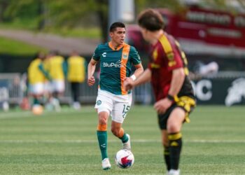 Joe Corona buscando espacio ante los defensores de Sounders.