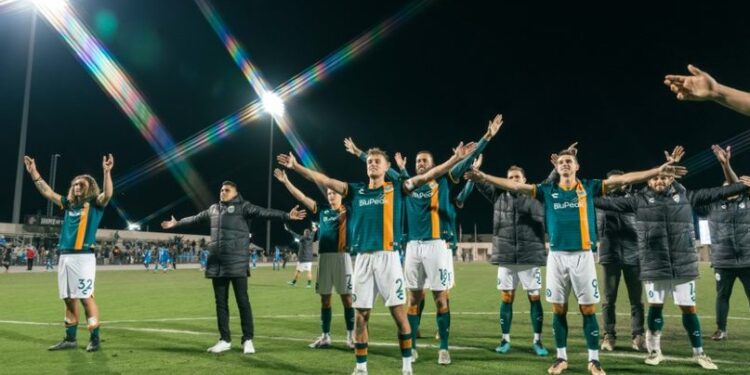 Los jugadores del Loyal celebrando el triunfo ante su afición.