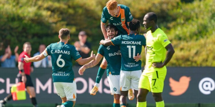 Adrien López celebrando su primer tanto con el Loyal con el resto de sus compañeros.