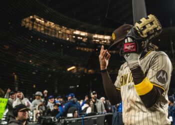 Fernando Tatis Jr. celebrando con los aficionados de Padres en Wrigley Field.