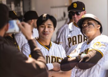 Juan Soto posando tras su cuadrangular junto a Ha-Seong Kim.