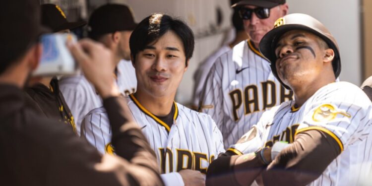 Juan Soto posando tras su cuadrangular junto a Ha-Seong Kim.