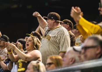 Aficionados de los Padres disfrutando de la victoria de su equipo en las gradas del Chase Field.