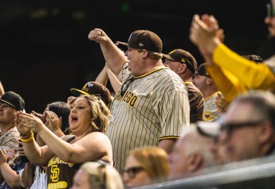 Aficionados de los Padres disfrutando de la victoria de su equipo en las gradas del Chase Field.