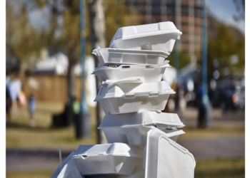 Se prohíbe en San Diego el uso de utensilios desechables en negocios