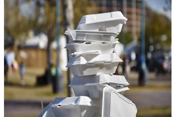 Se prohíbe en San Diego el uso de utensilios desechables en negocios