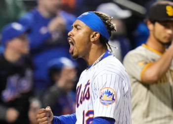 Francisco Lindor celebrando el anotar la segunda carrera de su equipo ante Yu Darvish.