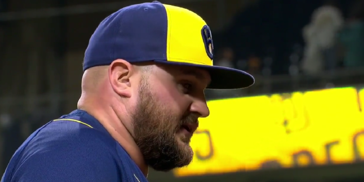 El mexicano Rowdy Tellez hablando con los medios tras su noche de tres impulsadas ante Padres.