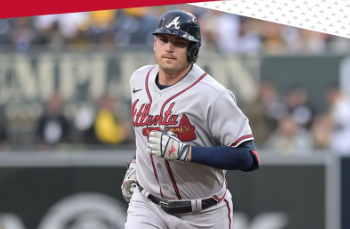Austin Riley dando vuelta a las bases tras su vuelacercas que dio el triunfo a los Braves sobre los Padres.