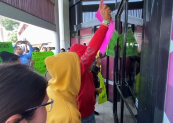 Migrantes se manifiestan en las instalaciones de la CESPT por falta de agua en albergue