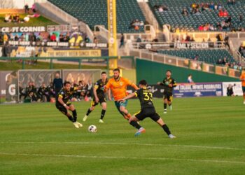 Los jugadores de New Mexico buscando hacerse de la pelota ante el Loyal.