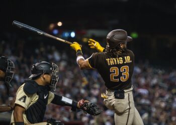 Fernando Tatis Jr. haciendo swing en su turno al bat.