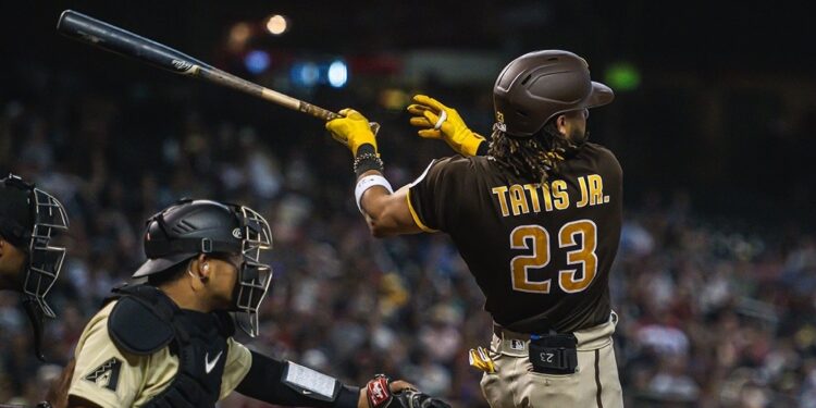 Fernando Tatis Jr. haciendo swing en su turno al bat.