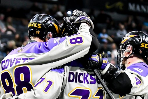 Jugadores de Seals celebrando una anotación ante el Mammoth.