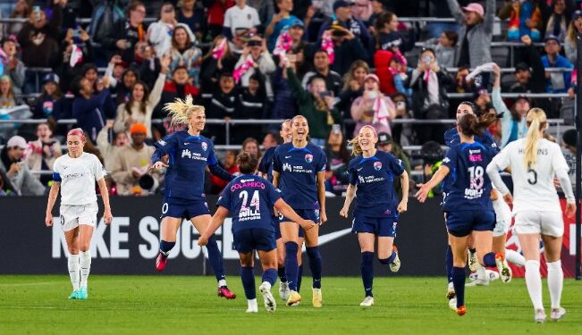 Las jugadoras del Wave festejando con Alex Morgan tras haber anotado su gol.
