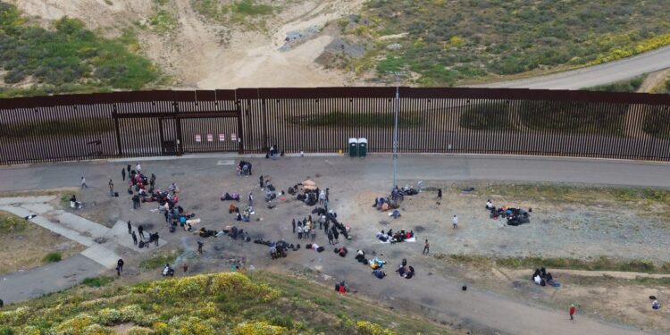 Campamento migrante en Playas de Tijuana