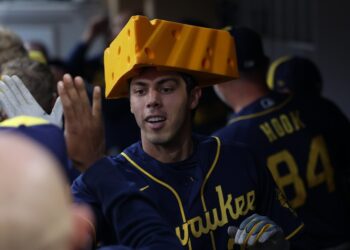 Christian Yelich en el dugout de Brewers con una cabeza de queso tras su cuadrangular ante Padres.