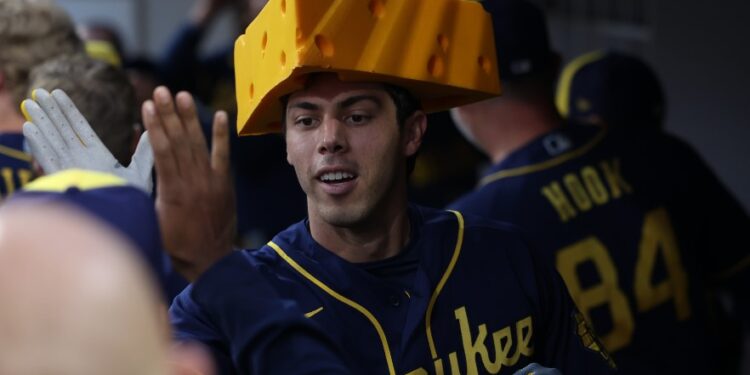 Christian Yelich en el dugout de Brewers con una cabeza de queso tras su cuadrangular ante Padres.