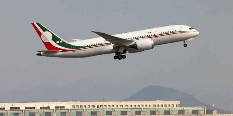 Avión Presidencial deja México y se dirige a Arizona