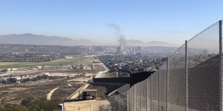Detienen a 88 migrantes provenientes de 12 países cruzando a través del Río Tijuana
