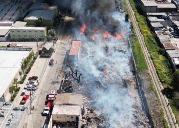 Más de 300 evacuados en Los Pinos por incendio
