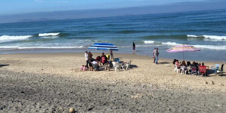 Cierran playas de Tijuana,pero bañistas lo ignoran