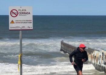 A pesar de tener las playas más contaminadas de México, la gente acude a ellas en Tijuana