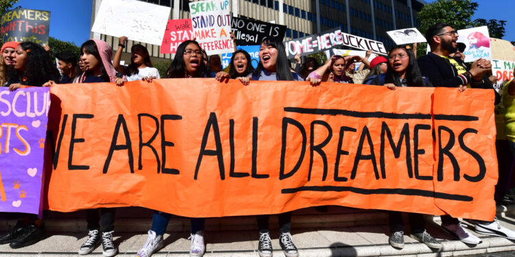 Las Internacionales: “Dreamers” ya tendrán acceso a planes de salud del gobierno