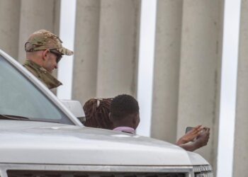 Selfie de niños migrantes con patrulla fronteriza conmueve a la región