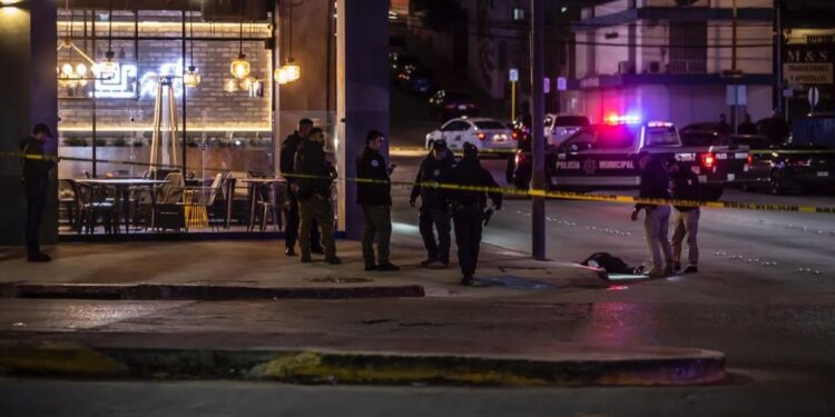 Enfrentamiento deja dos hombres sin vida y uno herido en Tijuana
