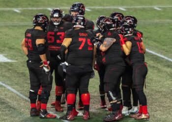 Los Galgos en su "huddle" durante su triunfo del sábado por la noche.
