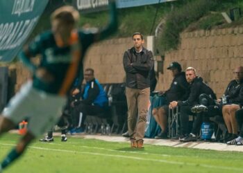 El director técnico del Loyal, Nate Miller, viendo la derrota de su equipo.