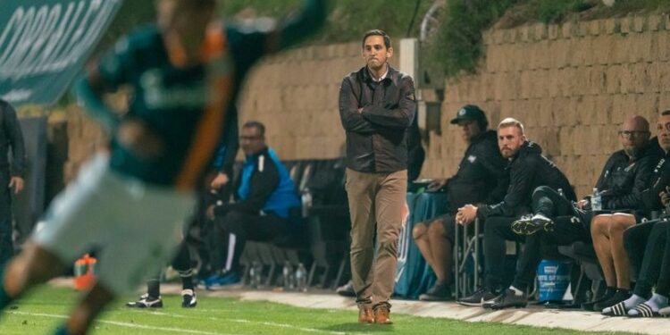El director técnico del Loyal, Nate Miller, viendo la derrota de su equipo.