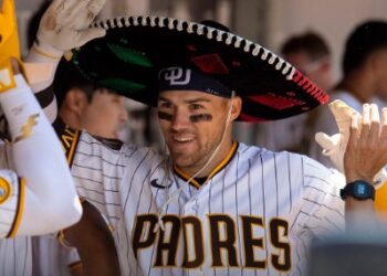 El receptor novato de los Padres, Brett Sullivan, festejando su primer cuadrangular como jugador de Grandes Ligas.