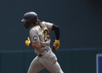 Fernando Tatis Jr. dando vuelta a las bases tras conectar un cuadrangular.