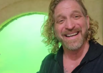 Profesor vive bajo en agua