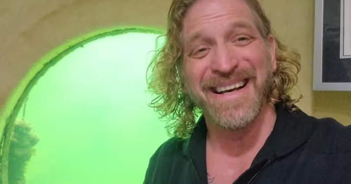 Profesor vive bajo en agua