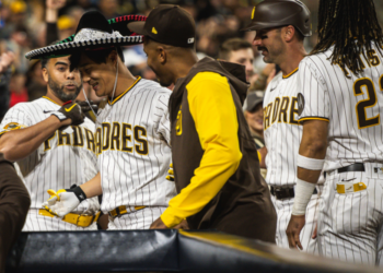 Ha-Seong Kim celebrando su cuadrangular con un sombrero mexicano.