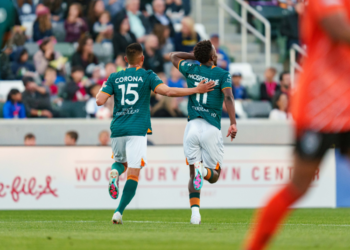 Tumi Moshobane y Joe Corona, los autores de los goles del Loyal.