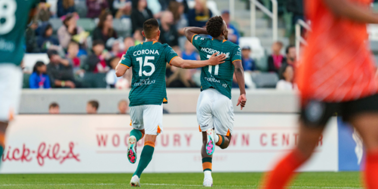 Tumi Moshobane y Joe Corona, los autores de los goles del Loyal.