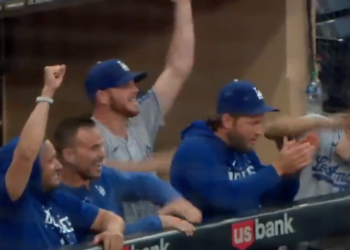 El dugout de los Dodgers festejando el triunfo ante Padres.