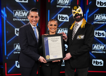 Nick Serrano, vice alcalde de San Diego, otorgando a Thunder Rosa y a Excalibur un reconocimiento que da a conocer el 31 de mayo como el Día de AEW en la ciudad.