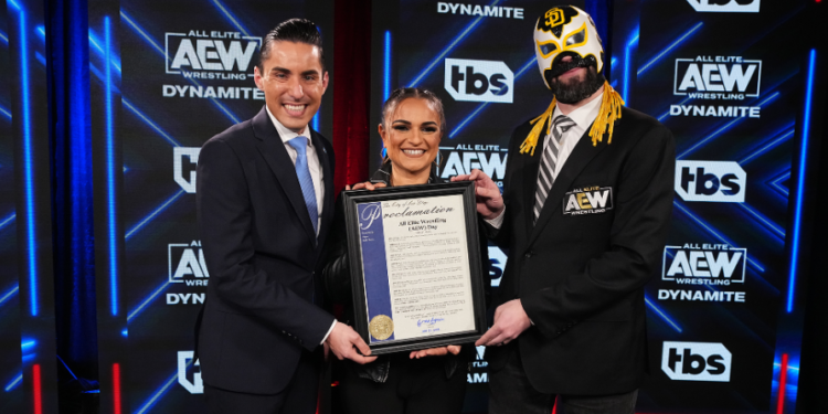 Nick Serrano, vice alcalde de San Diego, otorgando a Thunder Rosa y a Excalibur un reconocimiento que da a conocer el 31 de mayo como el Día de AEW en la ciudad.