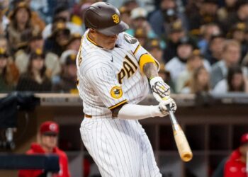 Manny Machado haciendo swing en el pentágono.