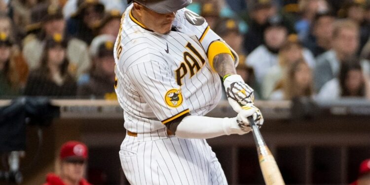 Manny Machado haciendo swing en el pentágono.