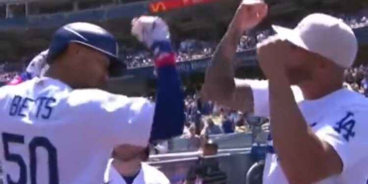 Mookie Betts celebrando su cuadrangular con el resto de sus compañeros.