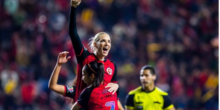 Angelina Hix festejando su gol ante Rayadas.