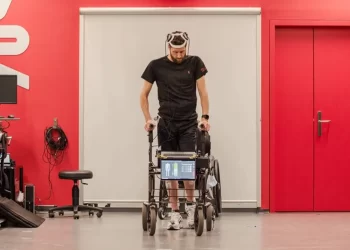 Hombre vuelve a caminar con la ayuda de implantes cerebrales